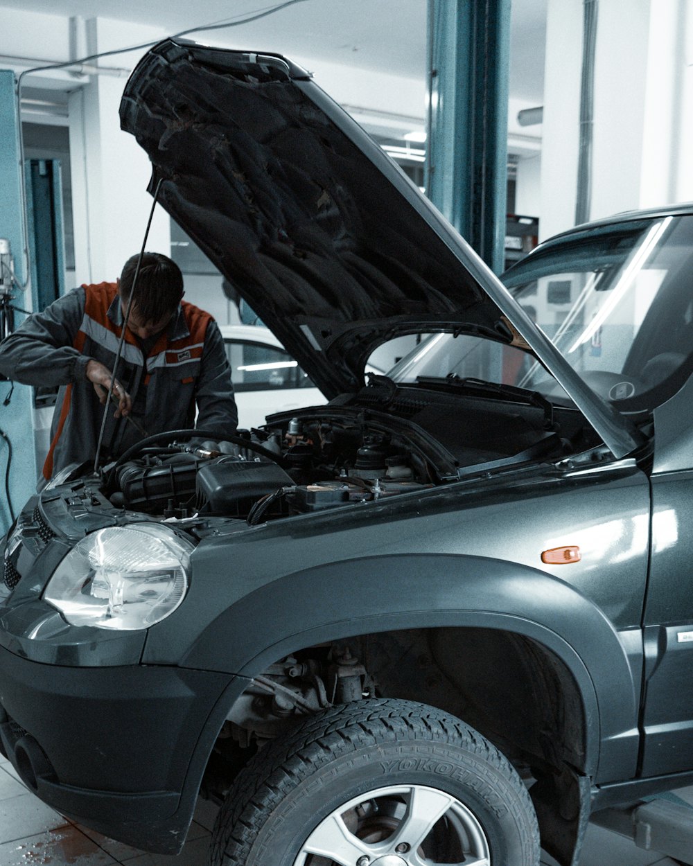 Karosár pri práci v dielni BV AUTO